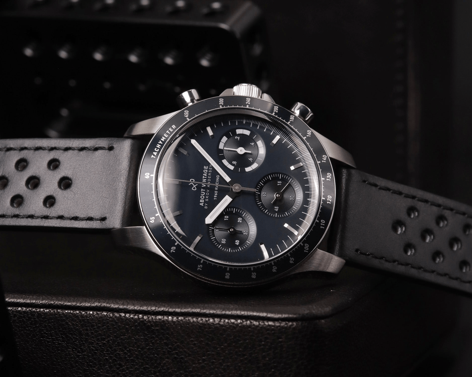 1960 Racing Chronograph, Steel / Midnight Blue | 日本までの配送無料